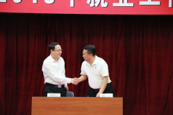贾玉明书记与朝阳市人社局签订校地合作协议 贾玉明书记与朝阳市人社局签订校地合作协议